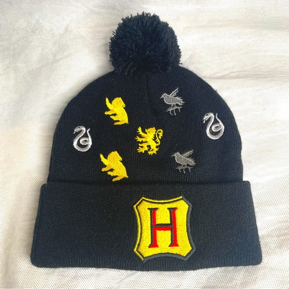 Harry Potter Hogwarts Cuff Pom Beanie Hat Black Hufflepuff Gryffindor Slytherin - Picture 1 of 10
